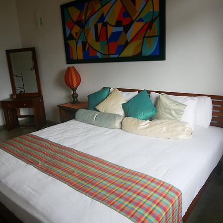 Yoho Home Away Home 康提 外观 照片
