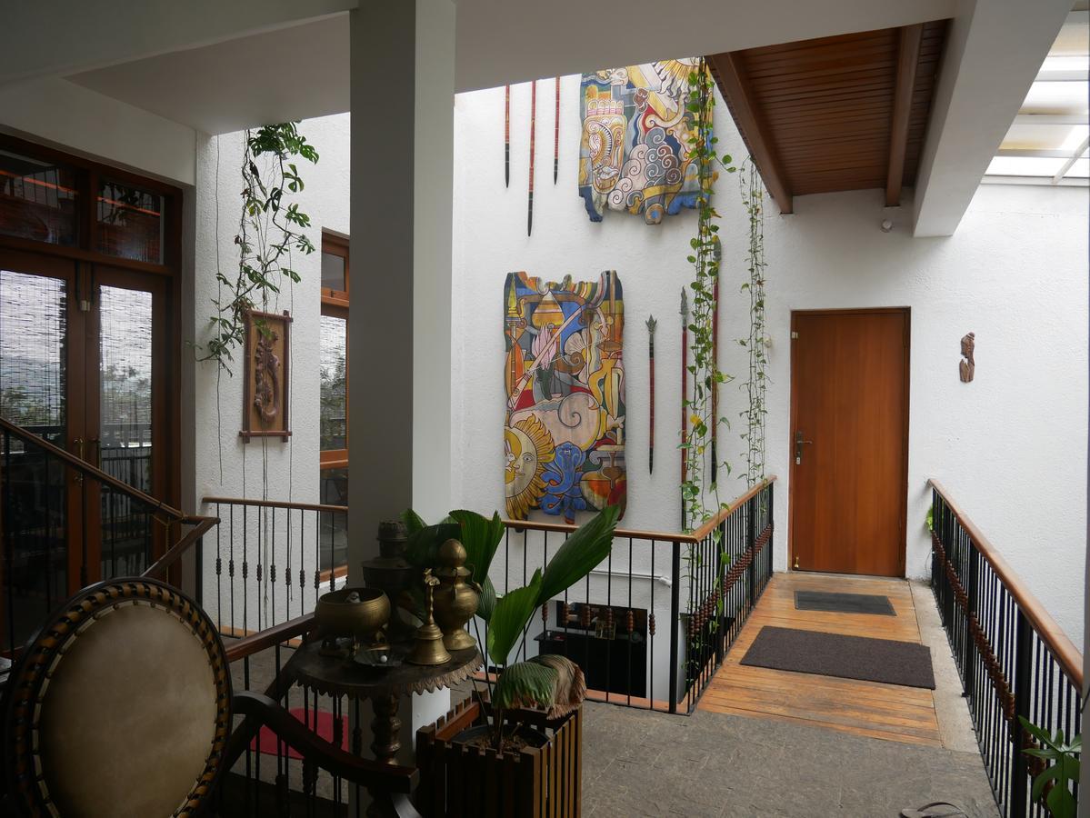 Yoho Home Away Home 康提 外观 照片