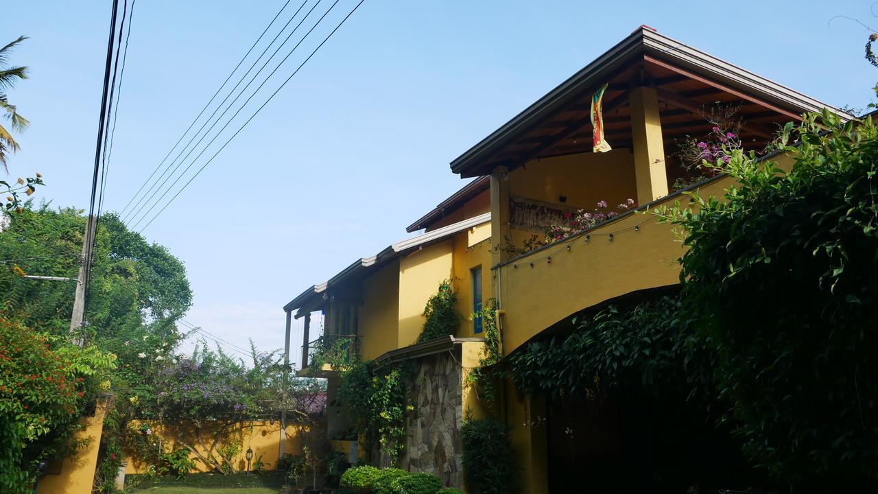Yoho Home Away Home 康提 外观 照片