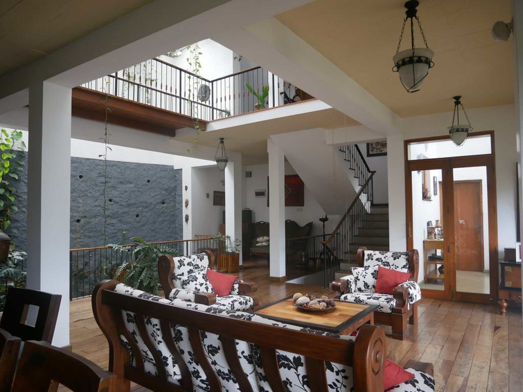 Yoho Home Away Home 康提 外观 照片