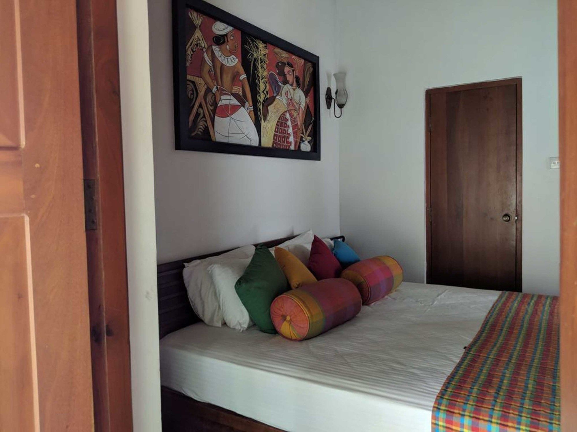 Yoho Home Away Home 康提 外观 照片